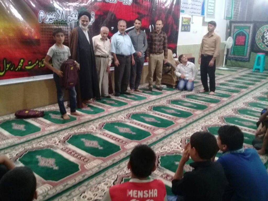 اهدا ۱۰۰ عدم کیف لوازم التحریر بین فرزندان مناطق محروم استان فارس  و کرمان